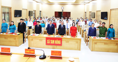 Các đại biểu thực hiện nghi lễ Chào cờ