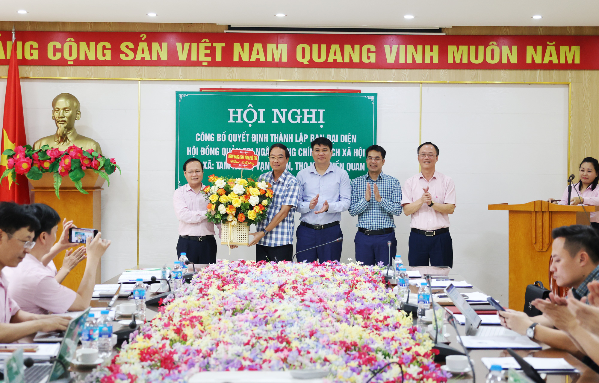 Hội nghị công bố Quyết định thành lập Ban đại diện HĐQT Ngân hàng CSXH các xã. 