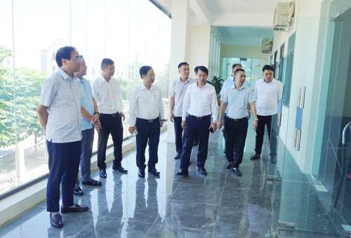 Đồng chí Phó Chủ tịch UBND tỉnh Nguyễn Khắc Hiếu thăm cơ sở vật chất Nhà thi đấu xã Tam Nông