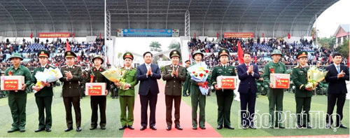 Lãnh đạo Bộ Công an, tỉnh Phú Thọ tặng hoa cho các đơn vị nhận quân