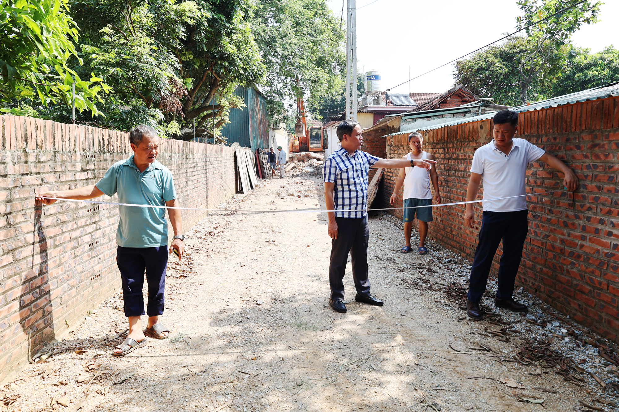 NGƯỜI DÂN KHU 6 VÀ KHU 7 (DÂN QUYỀN CŨ) ĐỒNG THUẬN TỰ NGUYỆN HIẾN ĐẤT MỞ RỘNG ĐƯỜNG GIAO THÔNG NÔNG THÔN.