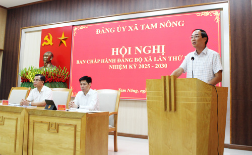 Đồng chí Đỗ Hùng Sơn - PBT Đảng ủy, Chủ tịch UBND xã phát biểu tại hội nghị