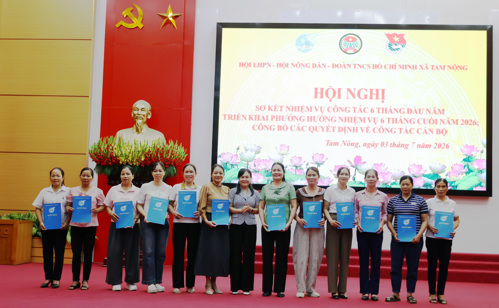 Hội LHPN trao Quyết định kiện toàn Chi hội thôn mới
