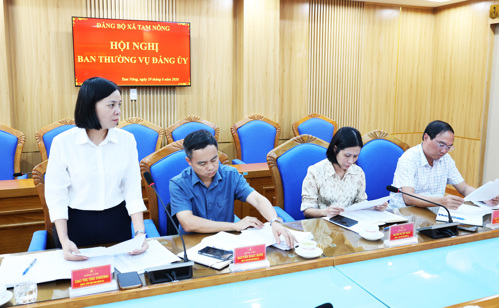 Đồng chí Cao Thị Thu Phương - UVBTV, Phó Chủ tịch UBND xã phát biểu thảo luận