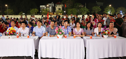 Các đại biểu tham dự và cổ vũ cho đêm giao lưu