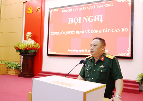 Trung tá Trần Văn Quyết - Phó Chỉ huy trưởng Ban CHQS xã Tam Nông phát biểu giao nhiệm vụ cho các Thôn đội trưởng