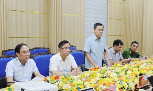 Đồng chí Nguyễn Ngọc Minh - UVBTV, Phó Chủ tịch UBND xã, Phụ trách Phòng Nông nghiệp và Môi trường phát biểu tại hội nghị