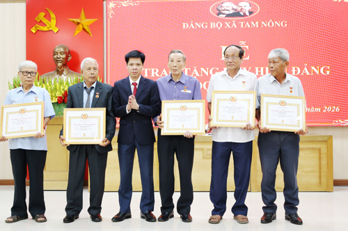 Đồng chí Nguyễn Tuấn Ngọc - PBT Thường trực Đảng ủy xã trao Huy hiệu Đảng cho các đảng viên