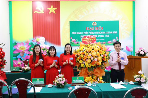 Đồng chí Võ Hoài Nam – Phó Giám đốc, Phó Chủ tịch Công đoàn cơ sở NHCSXH Tỉnh Phú Thọ phát biểu và tặng hoa chúc mừng Đại hội