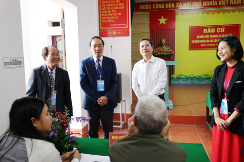 Điểm bỏ phiếu tại Nhà văn hóa khu 4 Dân Quyền, xã Tam Nông