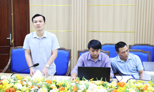 Đại diện Trung tâm tần số vô tuyến điện làm việc với UBND xã Tam Nông