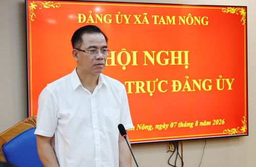 Đồng chí Quách Hải Lý - Bí thư Đảng ủy, Chủ tịch HĐND xã chủ trì hội nghị