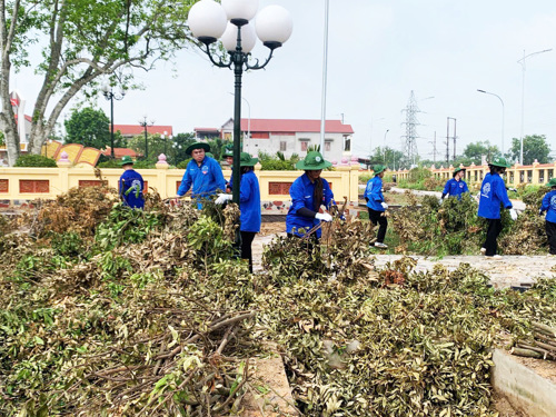 Sinh viên Học viện Nông nghiệp Việt Nam dọn dẹp xung quanh khuôn viên Nghĩa trang Liệt sĩ