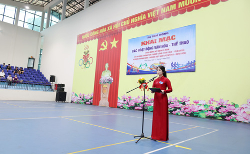 Lãnh đạo Phòng Văn hóa - xã hội thông qua chương trình Lễ khai mạc