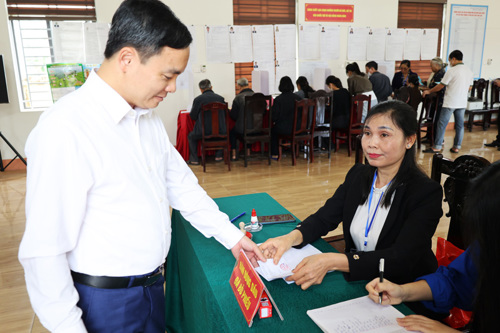 Điểm bầu cử tại Nhà văn hóa khu 3 Hưng Hóa, xã Tam Nông