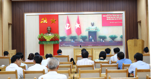 Toàn cảnh hội nghị trực tuyến tại điểm cầu xã Tam Nông