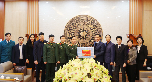 Đồng chí Trần Văn Bắc - UVBCH Trung ương Đảng, Thiếu tướng, Tư lệnh Quân khu II tặng quà chúc tết Đảng bộ, chính quyền và Nhân dân xã Tam Nông