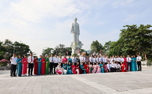 Các đại biểu chụp ảnh lưu niệm tại tượng đài Bác Hồ