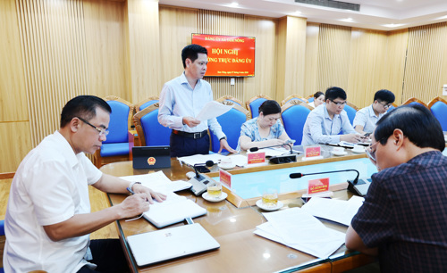 Đồng chí Nguyễn Tuấn Ngọc - Phó Bí thư Thường trực Đảng ủy phát biểu tại hội nghị