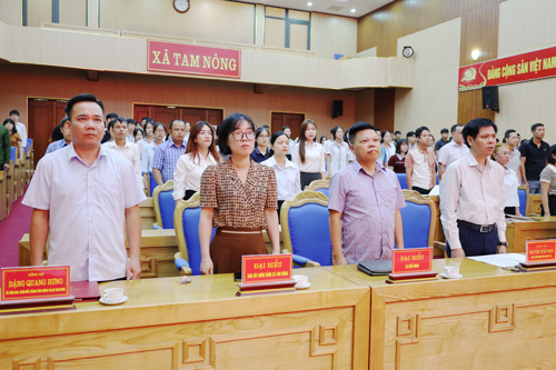 Các đại biểu và học viên thực hiện nghi thức Chào cờ