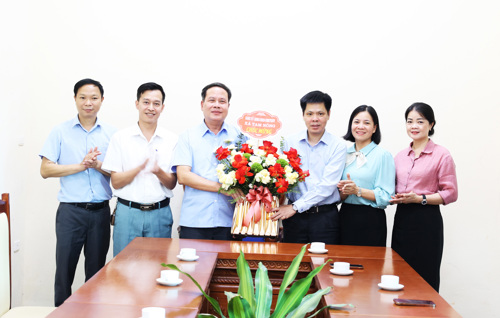 Đồng chí Nguyễn Tuấn Ngọc - Phó Bí thư Thường trực Đảng ủy xã Tam Nông tặng hoa chúc mừng Trung tâm Dịch vụ sự nghiệp công Tam Nông