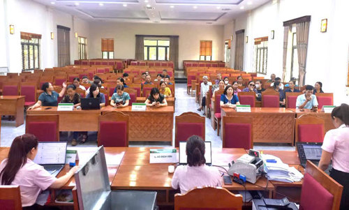 Hình ảnh giao dịch tại điểm giao dịch Dân Quyền xã Tam Nông vào sáng ngày 24/7/2025 của Ngân hàng CSXH Tam Nông.