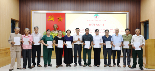 Công bố và trao Quyết định cho 12 Chi hội trưởng NCT tại 12 thôn mới sau sắp xếp.