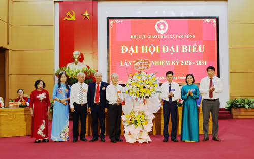 Đồng chí Nguyễn Tuấn Ngọc - Phó Bí thư Thường trực Đảng ủy xã Tam Nông  phát biểu chúc mừng và tặng hoa chúc mừng Đại hội