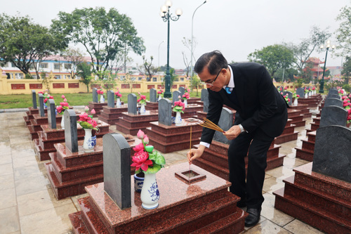 Đồng chí Bí thư Đảng ủy dâng hương tại các phần mộ Liệt sĩ