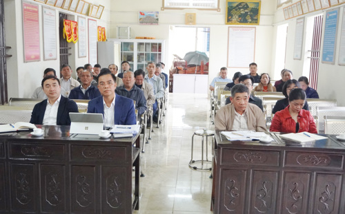 Đồng chí Đặng Mai Sơn - TUV, Phó Giám đốc Sở Nội vụ và đồng chí Quách Hải Lý - Bí thư Đảng ủy, Chủ tịch HĐND xã dự sinh hoạt Chi bộ 6 (Hương Nộn) xã Tam Nông.