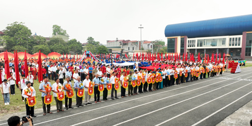 Lãnh đạo Sở Văn hóa Thể thao và Du lịch; Báo và PTTH Phú Thọ; Lãnh đạo xã tặng hoa và Cờ lưu niệm cho các đơn vị tham gia tại Đại hội TDTT