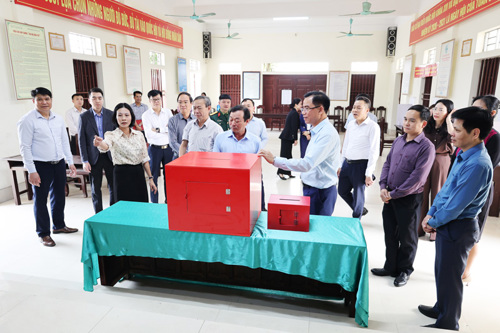 Các đồng chí lãnh đạo tỉnh và xã kiểm tra hòm phiếu bầu cử