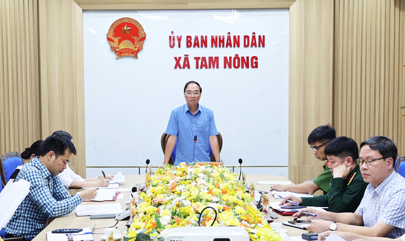 UBND xã Tam Nông tổ chức họp, nghe các phòng chuyên môn báo cáo một số nội dung quan trọng.