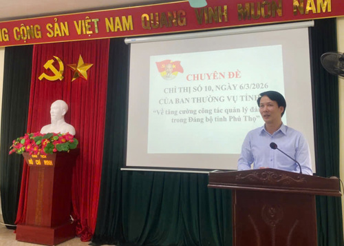 Đồng chí Phan Thanh Nam – Phó Trưởng Ban Tổ chức Tỉnh ủy truyền giảng tại buổi tập huấn