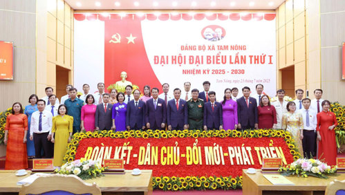 Các đại biểu chụp ảnh lưu niệm với BCH Đảng uỷ khoá mới