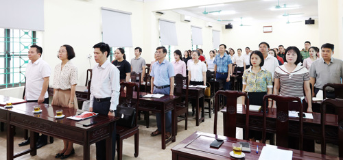 Các đại biểu thực hiện nghi thức Chào cờ