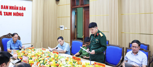 Lãnh đạo BCH Quân sự xã báo cáo