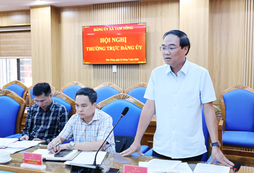 Đồng chí Đỗ Hùng Sơn - Phó Bí thư Đảng ủy, Chủ tịch UBND xã phát biểu tại hội nghị