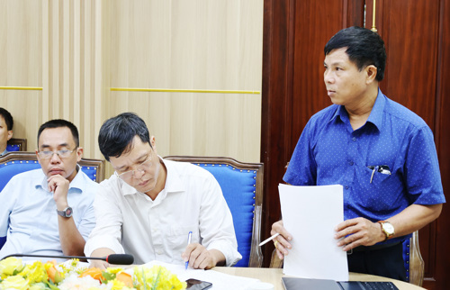 Trưởng thôn 11 phát biểu tại hội nghị