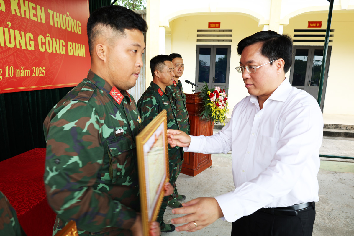 CHỦ TỊCH UBND TỈNH TRẦN DUY ĐÔNG THĂM VÀ KHEN THƯỞNG LỮ ĐOÀN CÔNG BINH 249: BIỂU TƯỢNG CỦA TINH THẦN "VƯỢT SÔNG, NỐI BỜ" VÌ DÂN