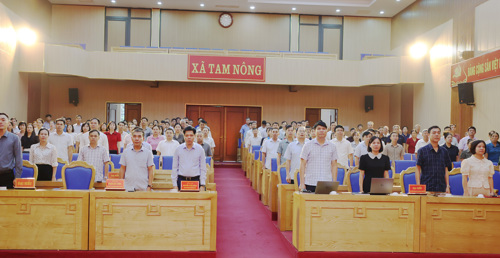 Các đại biểu thực hiện nghi lễ chào cờ