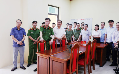 Các đại biểu trực tiếp thăm quan trụ sở điều hành chính của hệ thống tại Công an xã Tam Nông