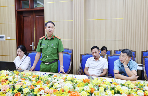 Lãnh đạo Công an xã phát biểu tại hội nghị