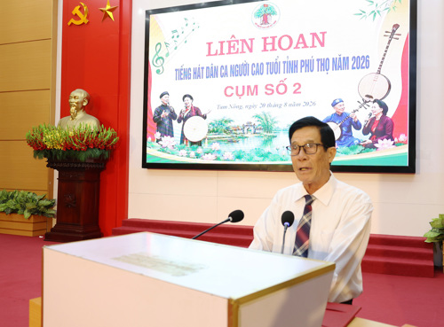 Ông Bùi Đình Nhưng - Chủ tịch Hội Người Cao tuổi xã Tam Nông, Cụm trưởng Cụm 2 phát biểu Khai mạc Liên hoan