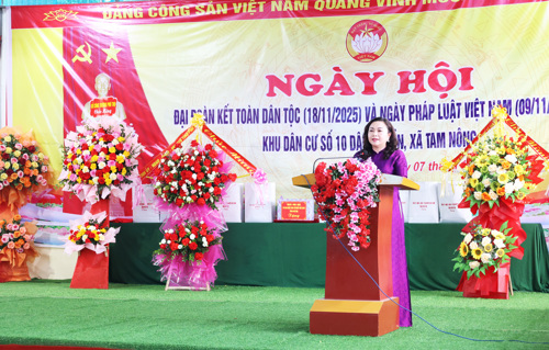 Đồng chí Đặng Thị Bích Ngọc – TUV, Phó Trưởng đoàn Đại biểu Quốc Hội tỉnh Phú Thọ phát biểu chúc mừng Nhân dân khu 10