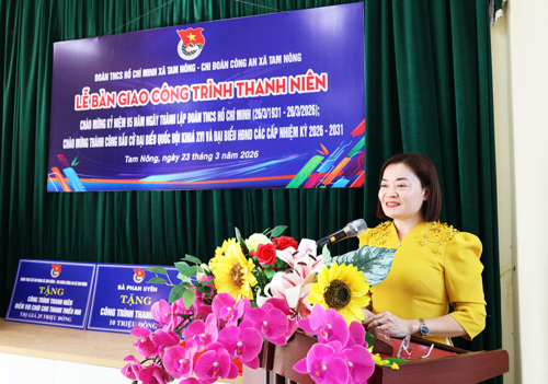 Cô giáo Nguyễn Chung Thuỷ - ĐUV, Bí Thư chi bộ, Hiệu trưởng nhà trường phát biểu cảm ơn