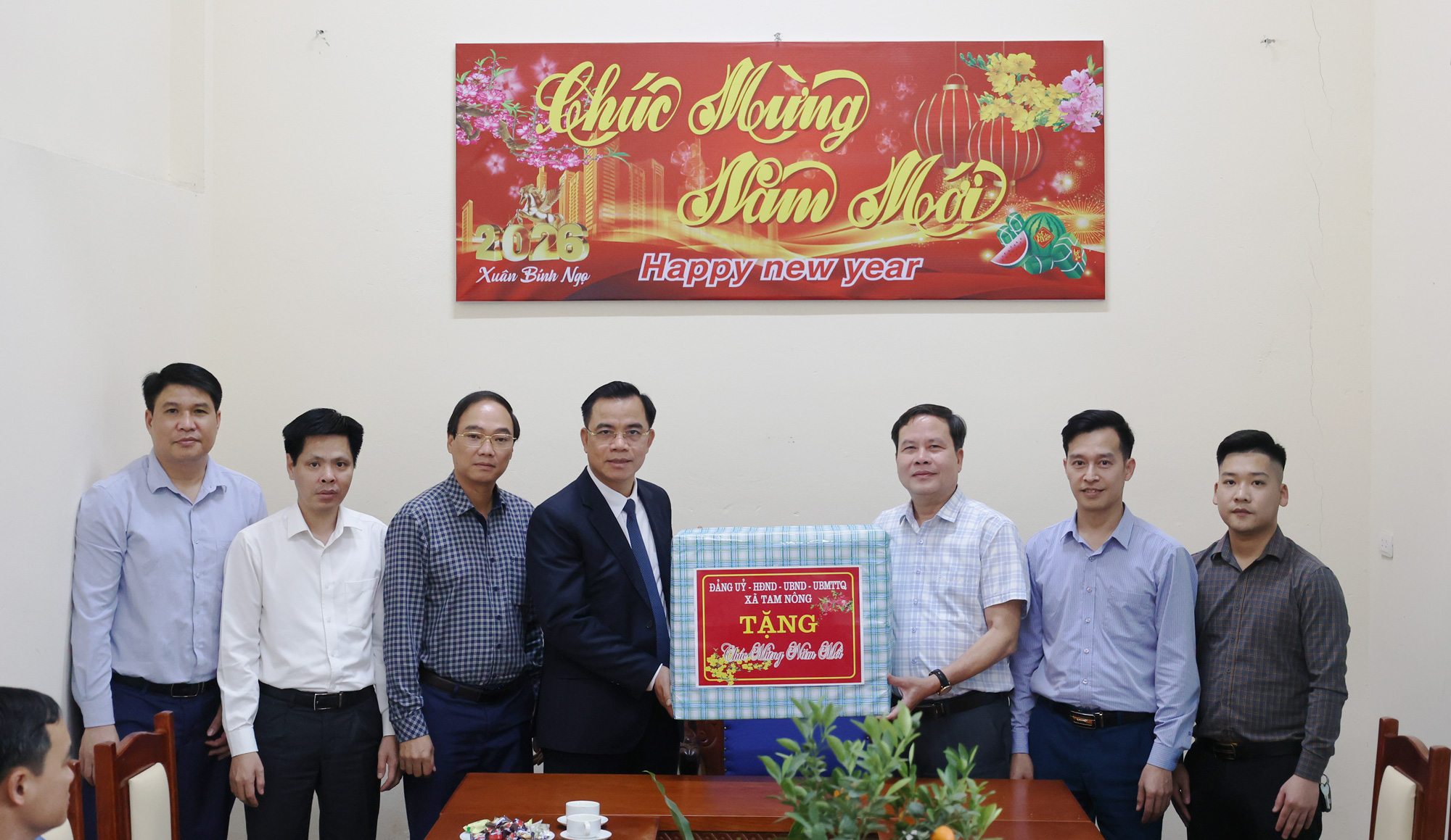 LÃNH ĐẠO XÃ TAM NÔNG THĂM, CHÚC TẾT VÀ TẶNG QUÀ CÁC ĐƠN VỊ TRỰC TẾT NGUYÊN ĐÁN BÍNH NGỌ 2026