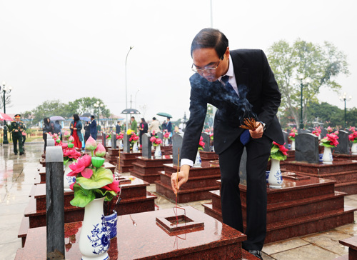 Đồng chí Chủ tịch UBND xã dâng hương tại các phần mộ Liệt sĩ