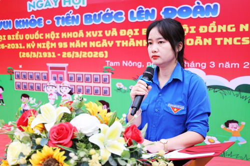 Đồng chí Nguyễn Thị Phương - ĐUV, PCT UBMTTQ xã, Bí thư Đoàn xã phát biểu tại ngày hội