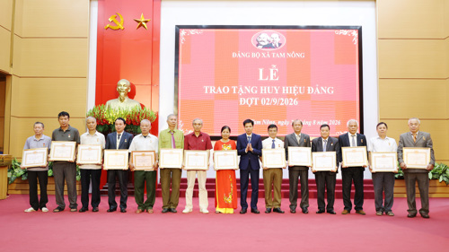 Các đồng chí Thường trực Đảng ủy trao Huy hiệu đảng cho các Đảng viên